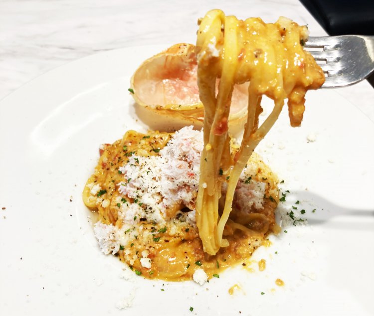 ズワイガニのカニ味噌クリームパスタ（パスタセットで1980円）は、まろやかな旨味とたっぷりとしたボリュームで満足感がある。
