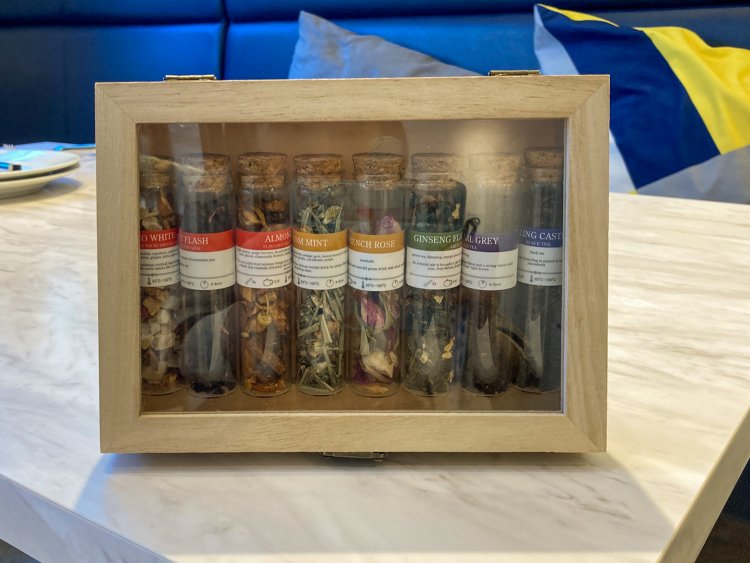 紅茶は数種類ある茶葉の香りを実際に試して、好みのものを選べる。