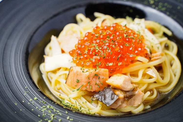 鮭といくらの和風親子1848円は、どかっと盛られたいくらを贅沢に楽しめる。トリュフと鯖みそのクリームパスタ2728円なども、他では出合えない意外性のある組み合わせで人気。（写真＝店舗提供）