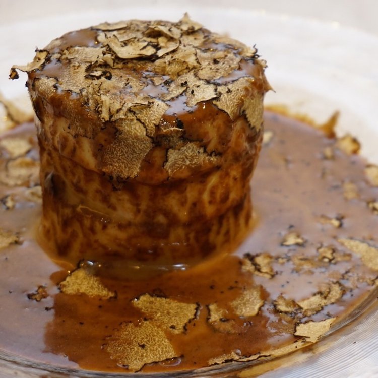 フレッシュなトリュフが削りかけられ、豊かな香りごと味わえる黒トリュフ大根。（写真＝店舗提供）