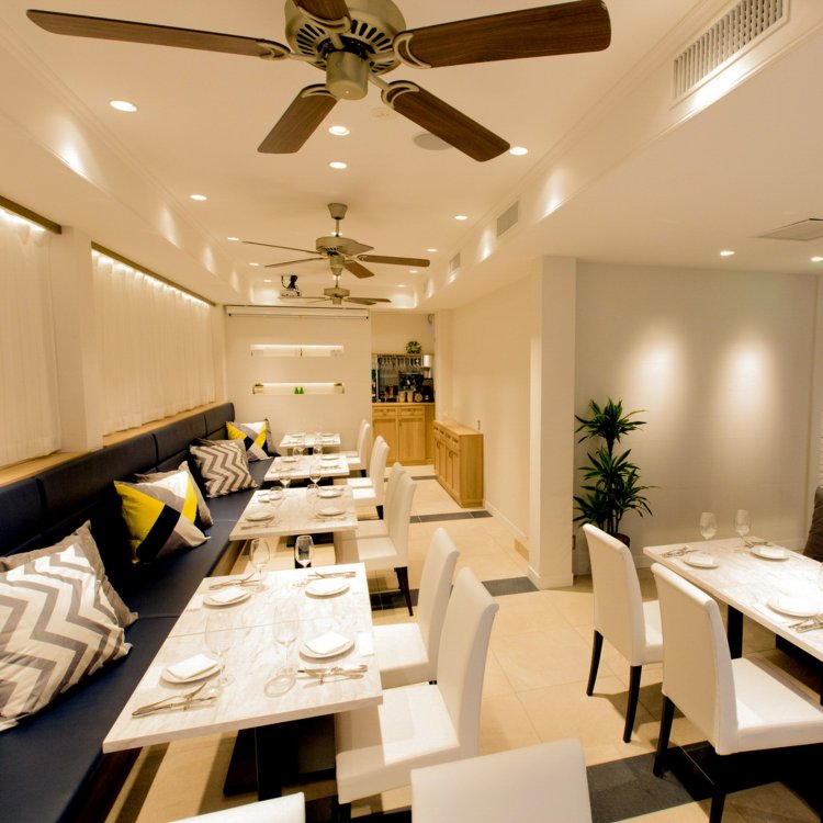 2階はテーブルで28〜35席ほど。座面の奥行きが広いソファが特色で、小さな子どもを連れた客にもうれしい仕様だ。（写真＝店舗提供）