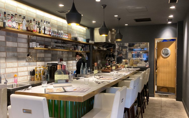 1階はカウンター8席とテーブル12席。1人でも入りやすい。