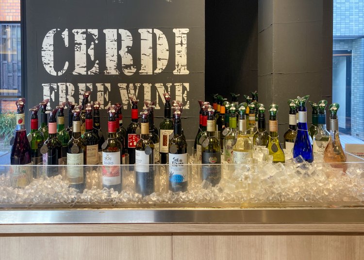 1階と2階にそれぞれ50種類以上のワインが並ぶエリアに、テンションが上がる。