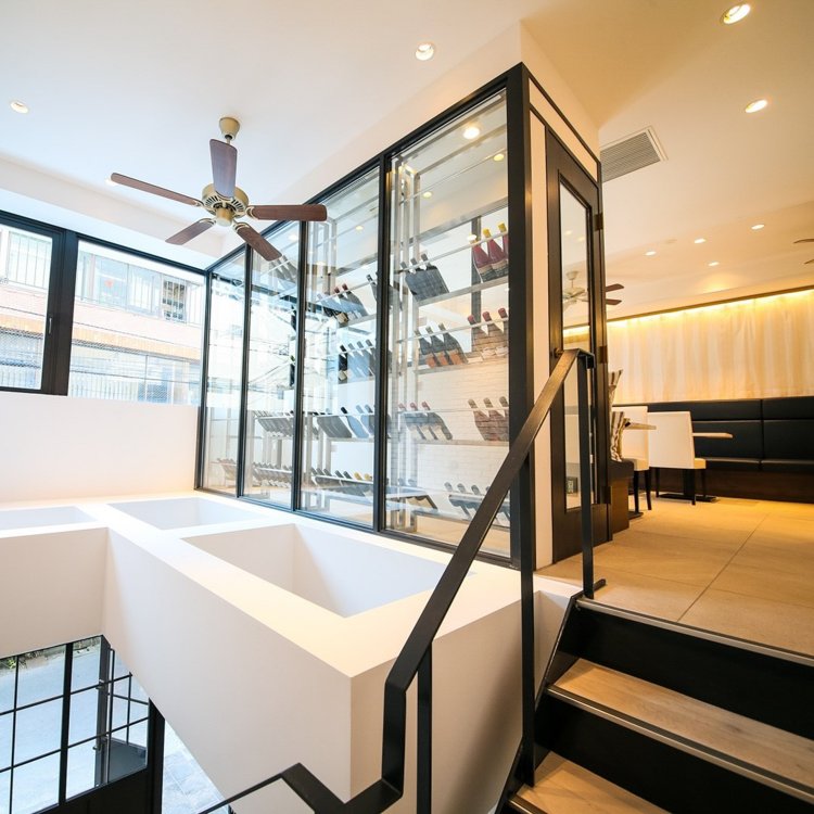 2階にある巨大な透明ワインセラーにワインがストックされている。（写真＝店舗提供）