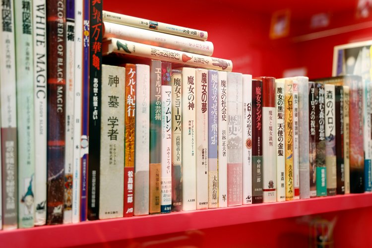 本棚には、魔女関連の本から小説、赤塚不二夫のマンガなど愛読書が。