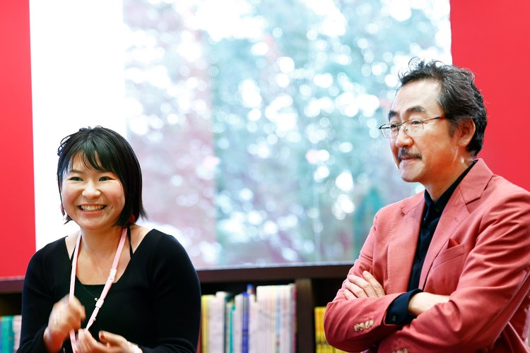 「子供たちが本と親しめる場所になってほしい」（右・副館長の中山さん）。「朝、ここで本に囲まれると幸せ」（左・司書の河野さん）。