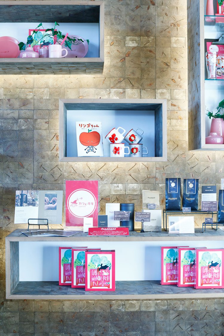 ゆったりとした店内で物語の世界に浸りながらカフェ時間を。