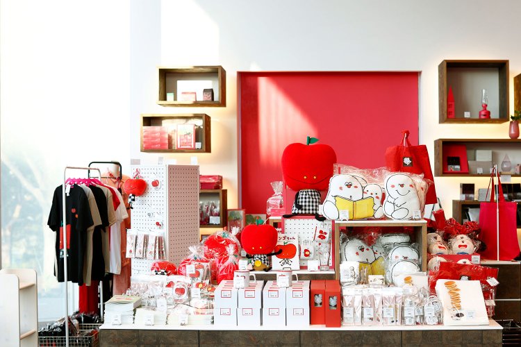 クッキー「まほうのおうちシリーズ」540円～や、リンゴちゃんのぬいぐるみ6600円などここでしか買えない魅力的なアイテムが約100点。