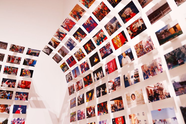 ギャラリーには、スナップ写真や取材ノートが。栄子さんは“魔女”と薬草採りにも行ったそう。