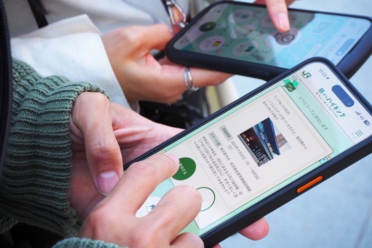 初参加の2人は「駅からハイキングアプリ」をインストール。これで簡単に参加受付ができる。