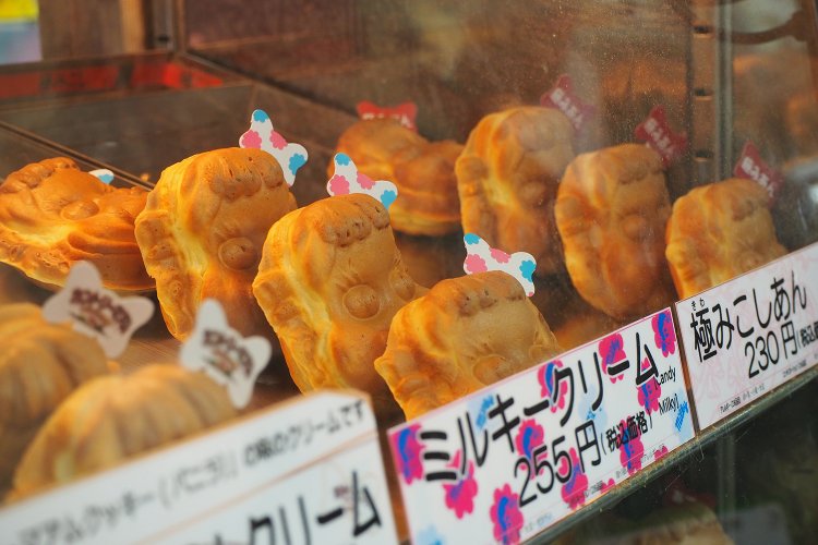 定番のつぶあんやチョコ、チーズなどはもちろん、 限定メニューも豊富で常時10種類を揃えている。