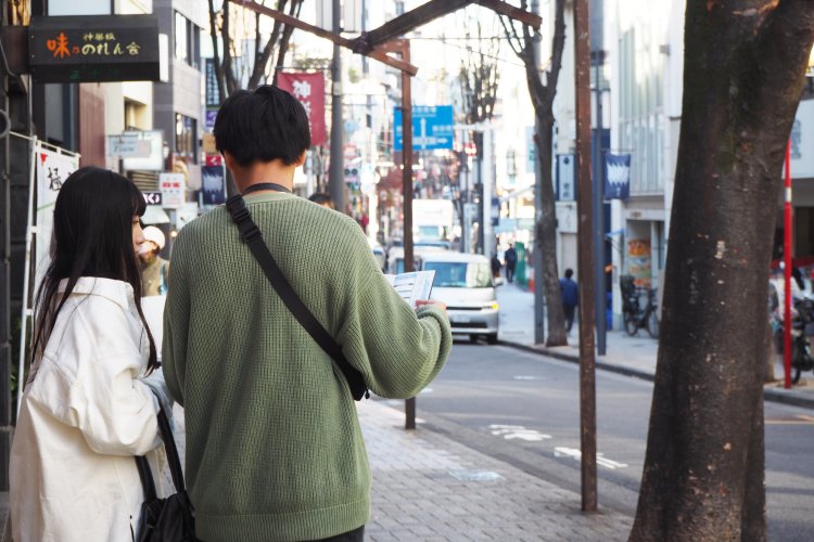 時折手元のマップも見ながら、神楽坂通りを進む。