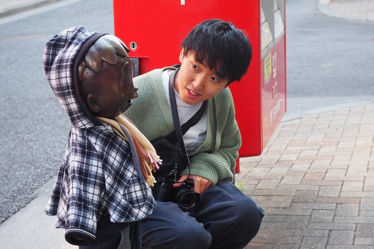 すてきな装いのコボちゃん像を発見してツーショット撮影。