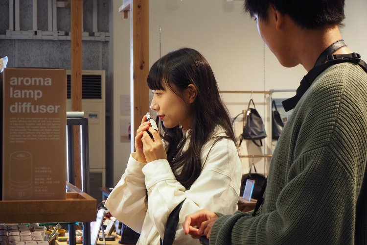 フレグランスをじっくり吟味。 旅行の際は、現地の道の駅に立ち寄って買い物することも多いそう。