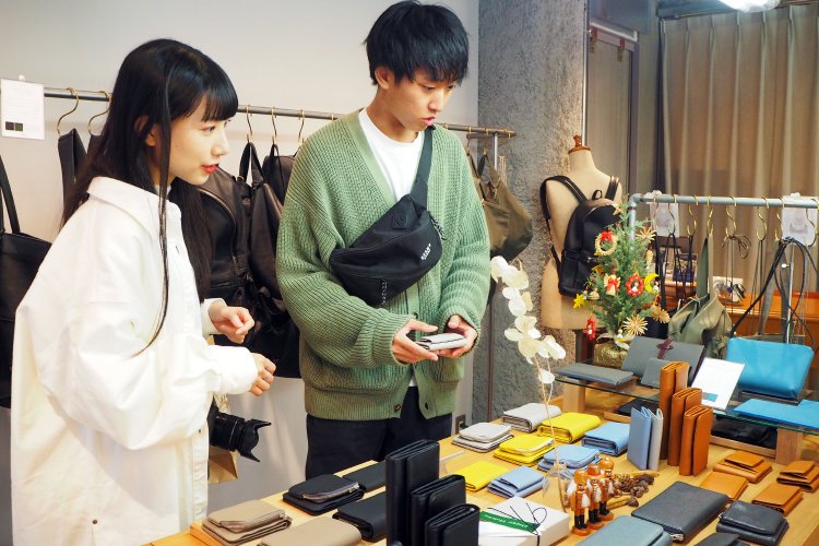 「こういう小さめの財布に買い替えたいんですよね」と言いながら、 手にとってじっくり眺めていた。