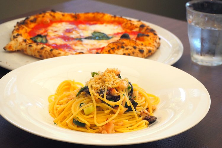 レストランサイドでいただくランチ。自慢のピッツァは15種類ものなかから選べる。