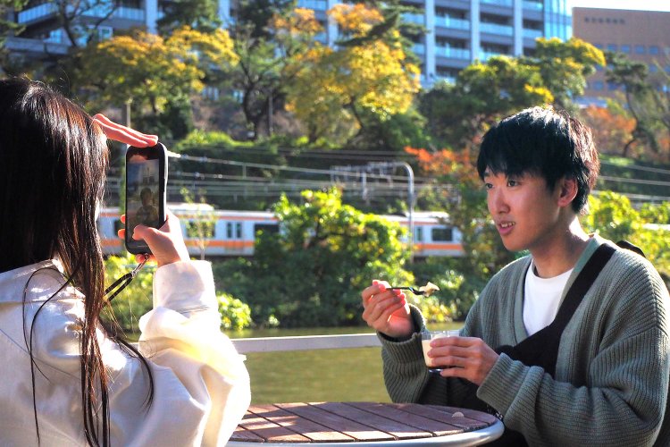 デッキサイドでドリンクとスイーツをいただく。春は桜の名所にもなる場所だ。