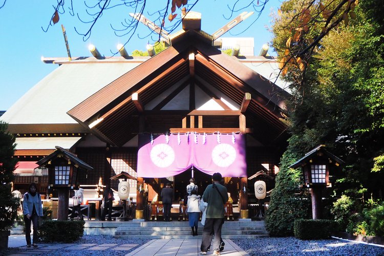 はじめは日比谷に鎮座し、関東大震災後の昭和3年（1928）に現在地に移った。