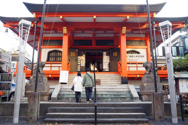 本堂の前には、狛犬ではなく石虎が鎮座する。