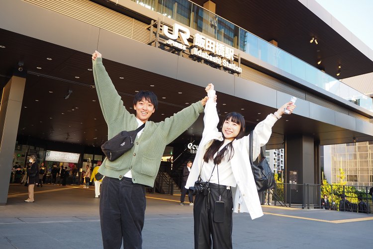 ゴール地点で踏破のポーズ！ 健脚な2人はまだまだ歩けそうな雰囲気だ。