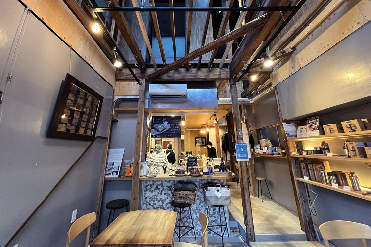 抜け感のあるオープンキッチンで、お客さんとスタッフの距離も近い。