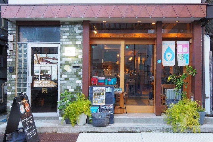 入り口左側には歯医者さん時代の面影も残っている。