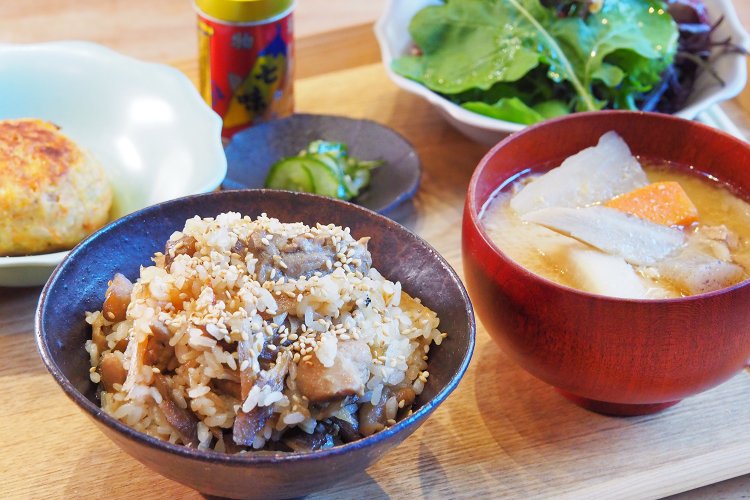 鶏とごぼうのごはんセット（大分風）1320円。