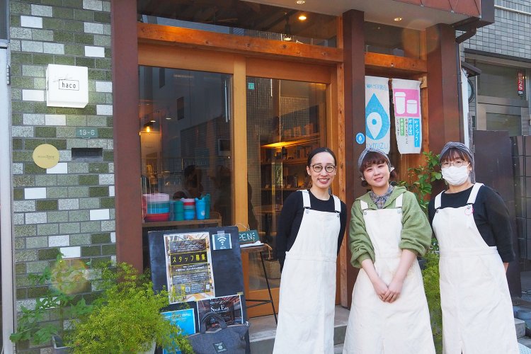 エミさん（左）とスタッフさん。