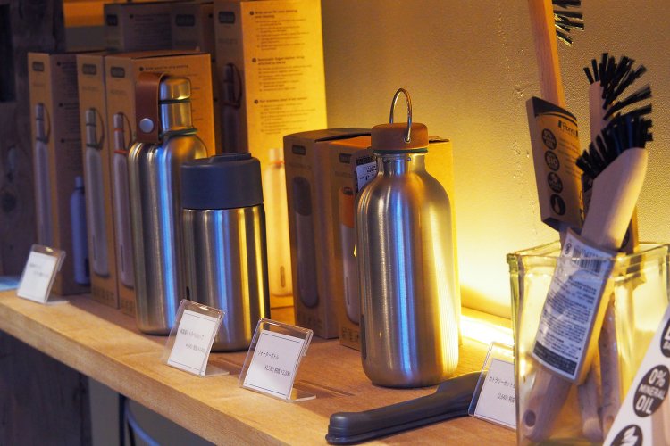 店内では、マイボトルやみつろうラップなど環境に配慮した商品の販売も。