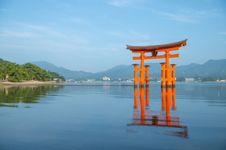 2022年に約70年ぶりとなる改修工事を終え、大鳥居は鮮やかな朱色に蘇った。