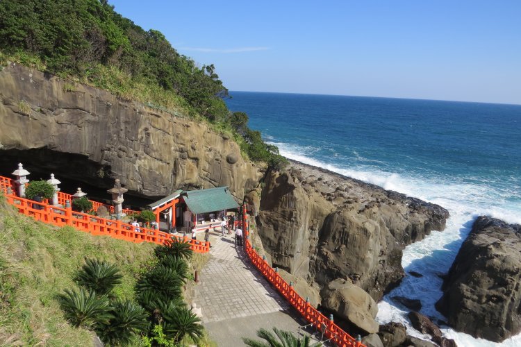 奇石が連なり、荒波が押し寄せる風景も見どころ。