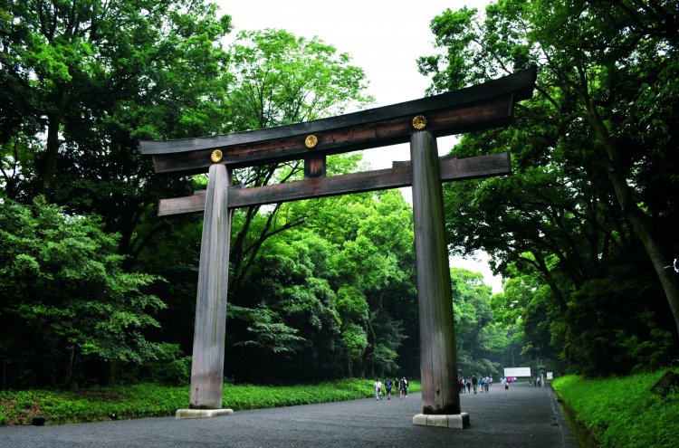 木造の明神鳥居としては日本一の高さを誇る高さ12mの大鳥居。