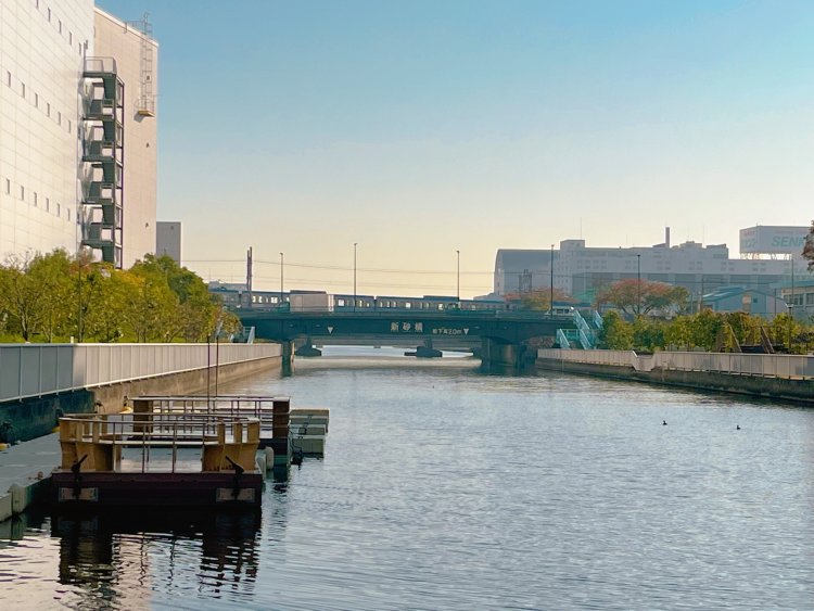 汐浜運河から新砂橋を望む。緑と水辺が多いこのエリアは、歩いているだけでも気持ちがいいのだ。