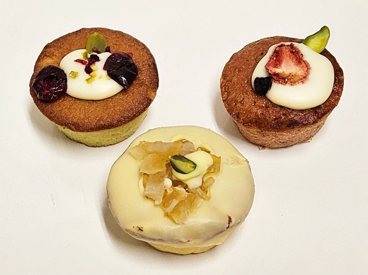 ピスタチオ、レモン、苺。