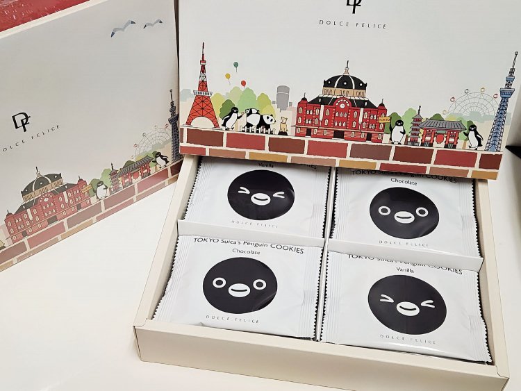 東京Suicaのペンギンクリームサンドクッキー 20枚入1800円。