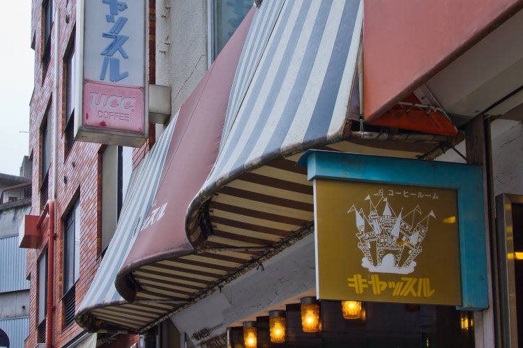 丸く膨らんだ骨組みに合わせて、前面・下部にテントが張られている。