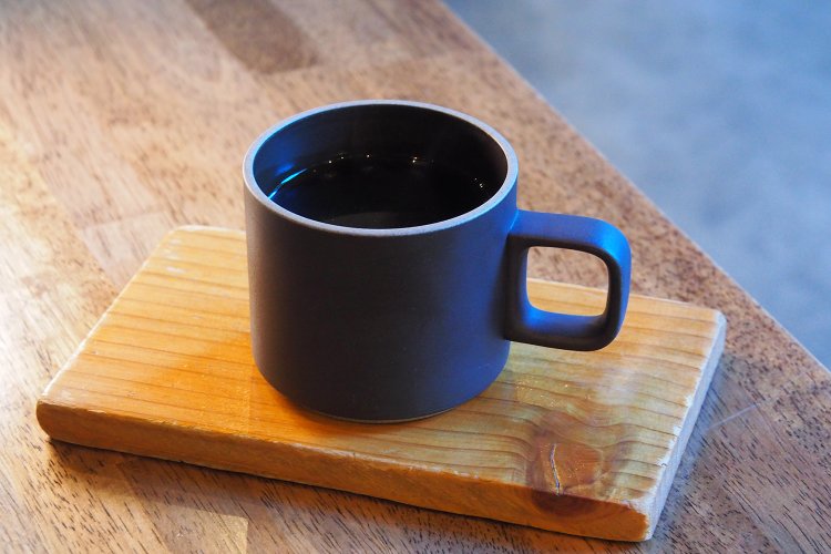 HAGISOブレンド630円。コースターは、シェアハウス時代の靴箱の端材から作ったものだとか！