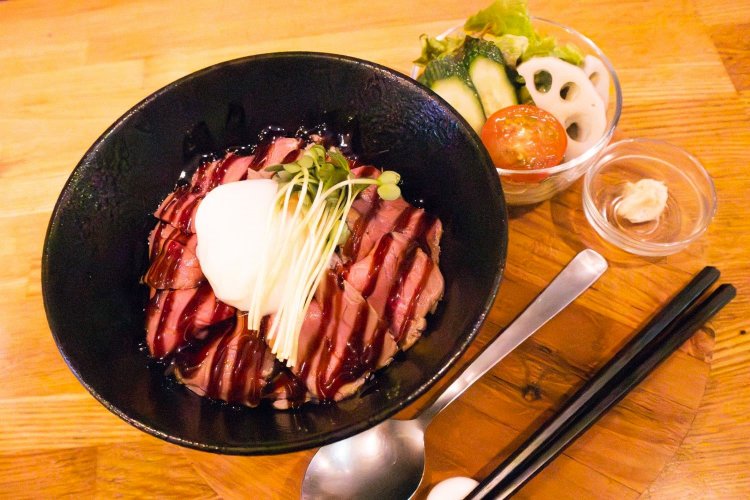 丼ぶりの上品な黒に、お肉の赤身が映える。