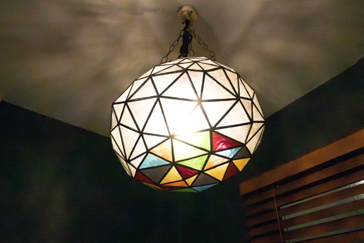 知人の作家さんが作ったステンドグラス。店内天井の照明たちも同じ方の作品。