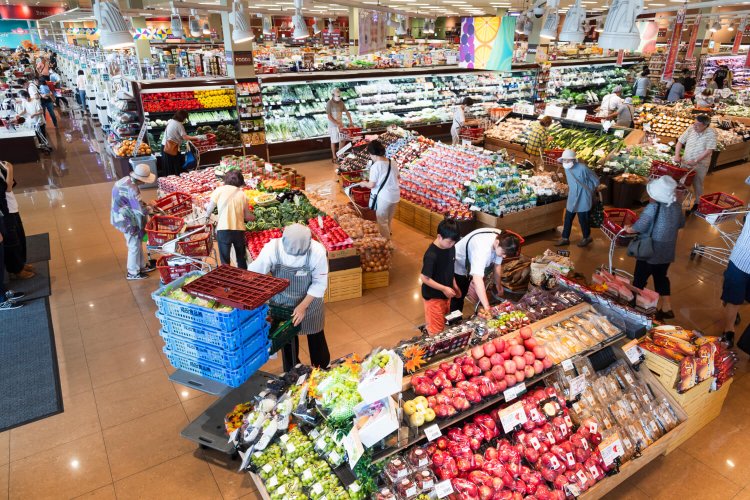 見よ、このマルシェ感！　“マルシェ”をイメージした川越的場店。青果、生鮮、精肉が同ラインにある。