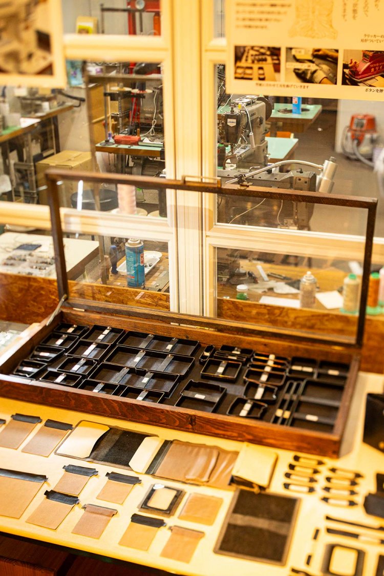 財布のパーツを展示。