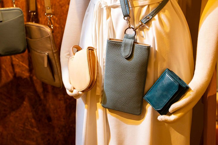 ヒップポケット革財布2万900円、スマホポーチ1万450円。三つ折りミニ財布1万5400円。