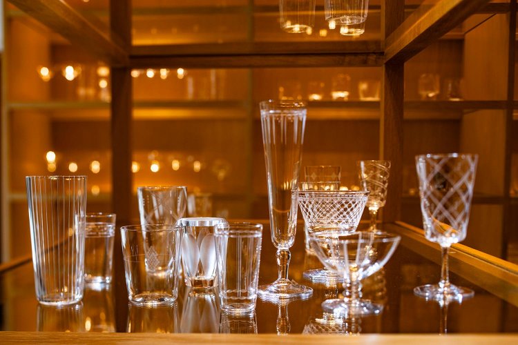 リキュールやスピリッツを味わいたくなる小ぶりのグラス。