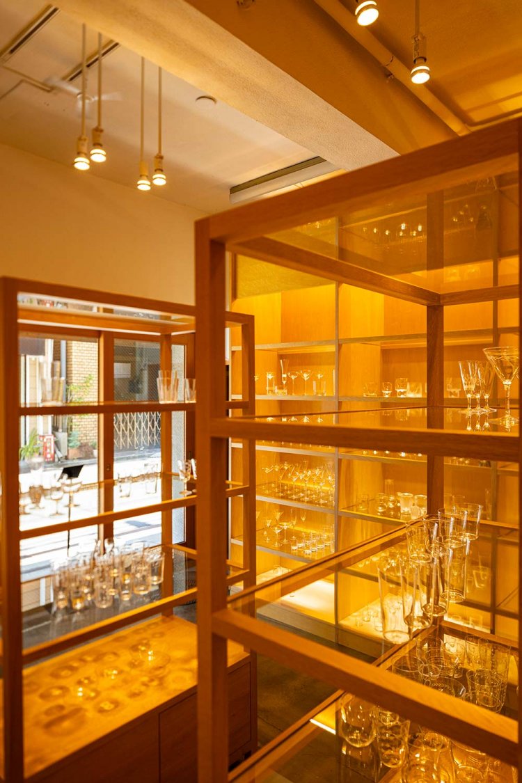 店は路地に位置。