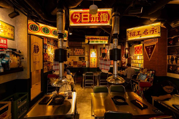 90年代的グッズを散りばめる。