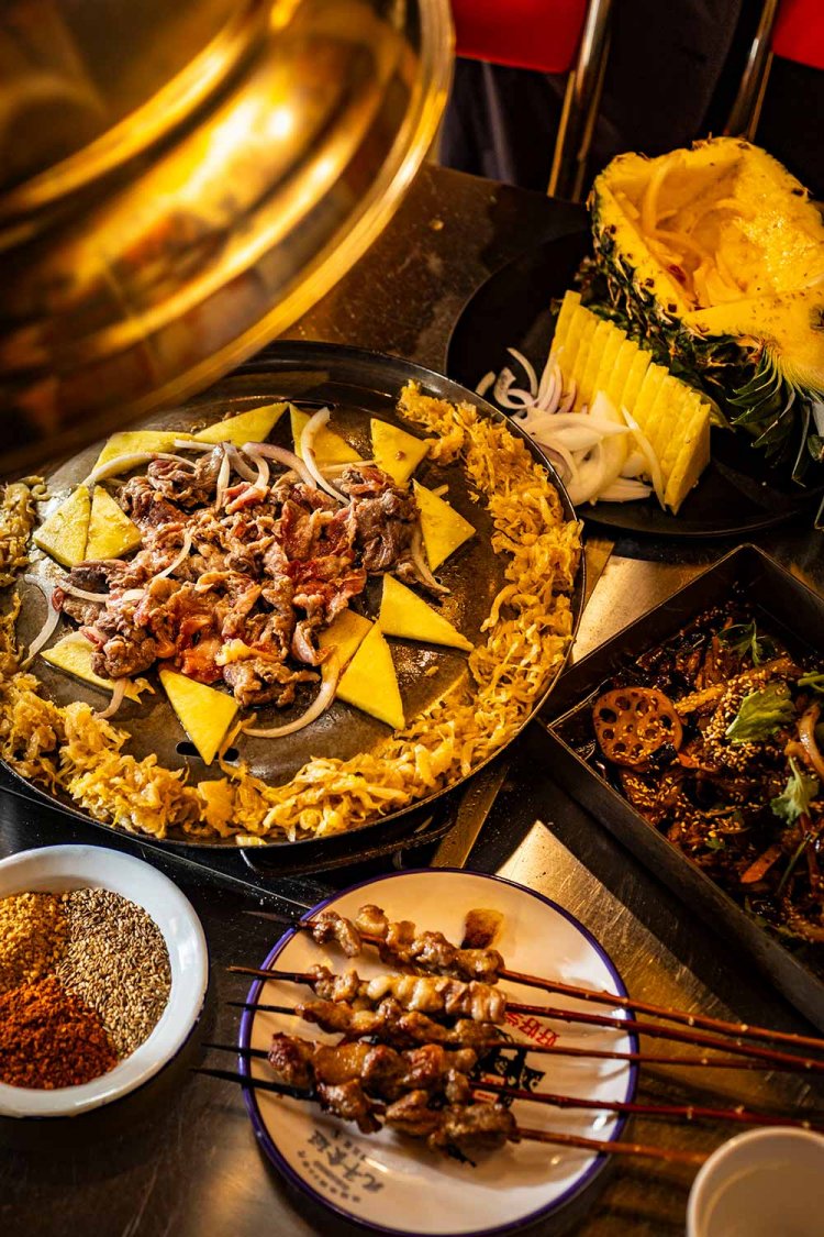 現地流鍋で牛とパイナップル1680円を。ラム串（5本）690円。