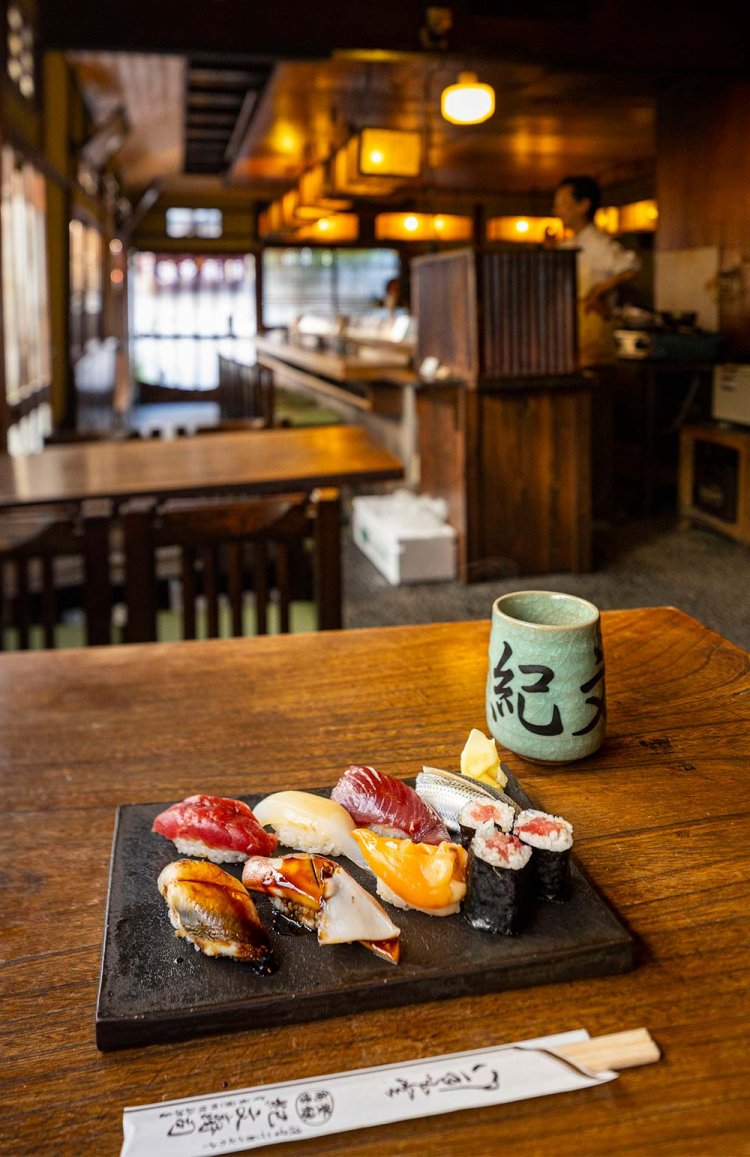 風情あふれる築約70年の木造の建物で。上寿司（7種）3600円。