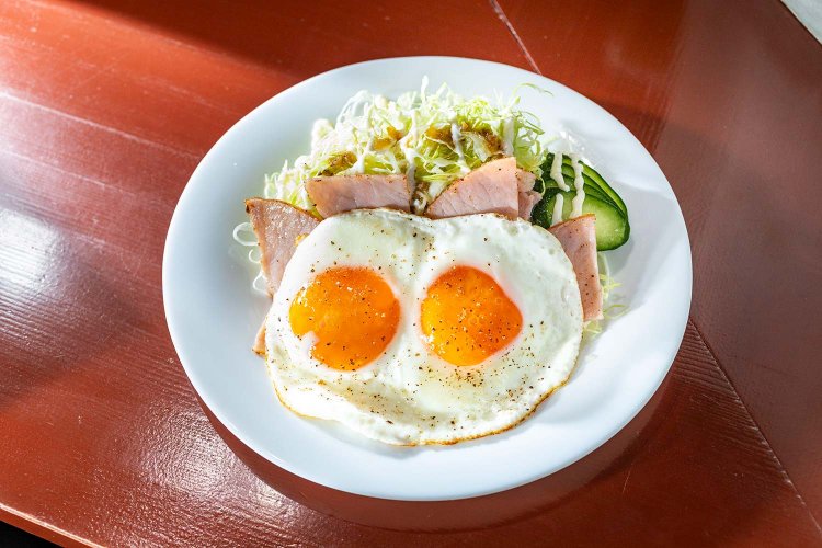 ハムエッグ500円。マスターが「自分が好きだから」とオンメニュー。