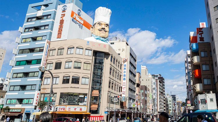 かっぱ橋道具街は『ニイミ洋食器店』のジャンボコック像が目印。