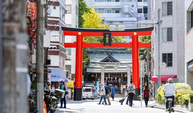 稲荷町駅近くの下谷神社。思わず二度見する鳥居のスケール感。